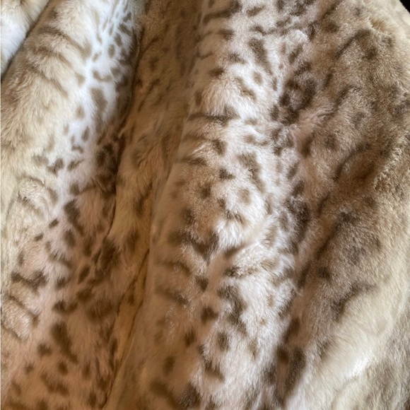 Gorgeous faux fur winter coat - Picture 4 of 6